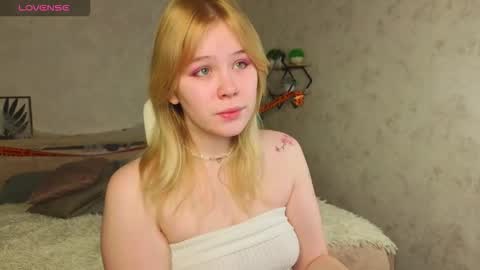 Snapshot of ellya_castro chatting on October 22, 12:33 am ellya_castro online show from October 22, 12:33 am