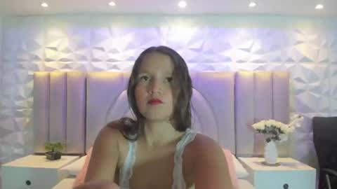 Snapshot of ellye_evans_ chatting on June 12, 11:20 am Ellye online show from June 12, 11:20 am
