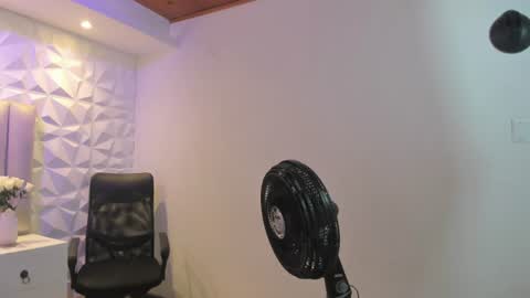 Snapshot of ellye_evans_ chatting on July 14, 12:22 pm Ellye online show from July 14, 12:22 pm