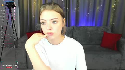 Snapshot of ellyford chatting on January 5, 11:26 am Elly online show from January 5, 11:26 am