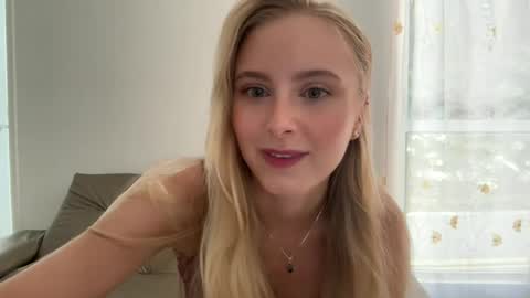 Snapshot of ellykeyofficial chatting on August 2, 4:38 pm ellykeyofficial online show from August 2, 4:38 pm