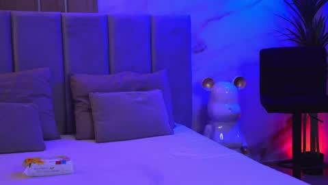 Elly online show from April 4, 5:43 pm