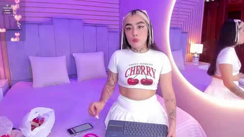 Elodie  online show from February 11, 12:05 pm