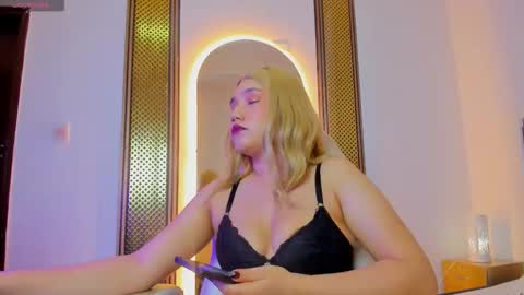 Snapshot of elsa69dreams chatting on February 16, 12:12 pm Elsa online show from February 16, 12:12 pm