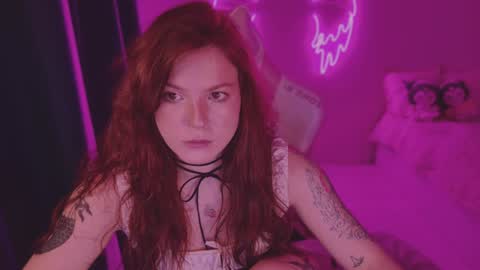 Snapshot of elsie_ginger chatting on December 10, 1:22 am Elsie online show from December 10, 1:22 am