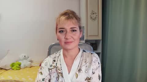 Snapshot of elviraforyou chatting on December 2, 11:23 am Elvira online show from December 2, 11:23 am