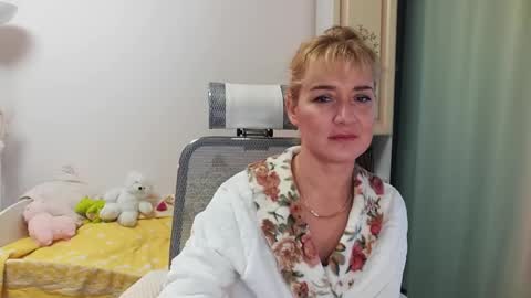 Snapshot of elviraforyou chatting on December 3, 9:33 am Elvira online show from December 3, 9:33 am