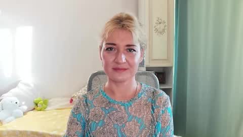 Snapshot of elviraforyou chatting on December 4, 10:35 am Elvira online show from December 4, 10:35 am