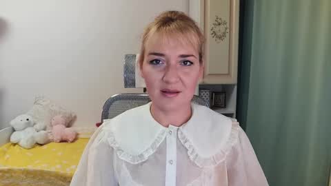 Snapshot of elviraforyou chatting on December 6, 11:33 am Elvira online show from December 6, 11:33 am