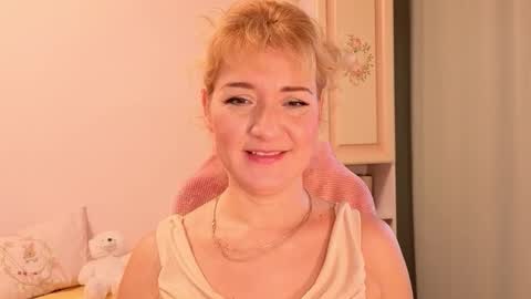 Snapshot of elviraforyou chatting on November 21, 7:51 am Elvira online show from November 21, 7:51 am