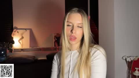 Elysia online show from December 14, 12:05 am