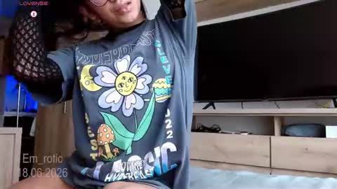 Snapshot of em_rotic chatting on June 18, 5:17 pm Emilia online show from June 18, 5:17 pm