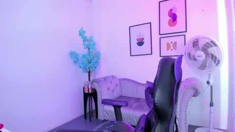 Ema louisx  online show from January 19, 12:39 pm