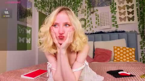 Snapshot of emacalim_ chatting on December 18, 11:38 am Emma online show from December 18, 11:38 am