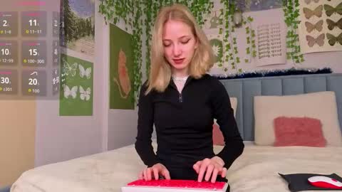 Snapshot of emacalim_ chatting on December 22, 12:46 pm Emma online show from December 22, 12:46 pm