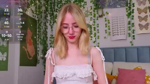 Snapshot of emacalim_ chatting on February 4, 12:11 pm Emma online show from February 4, 12:11 pm