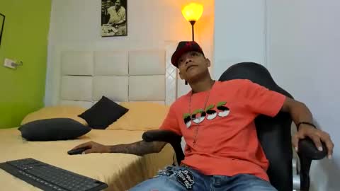 Snapshot of emanuel_23cm_ chatting on March 1, 1:40 am EMANUEL online show from March 1, 1:40 am