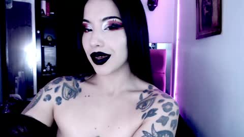 Snapshot of emearld_black chatting on May 1, 2:16 am Emerald Black online show from May 1, 2:16 am