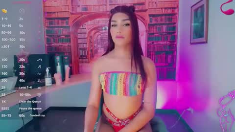 Snapshot of emeli_roushot chatting on February 17, 11:18 am Emeli online show from February 17, 11:18 am