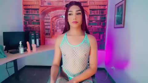 Snapshot of emeli_roushot chatting on February 18, 11:17 am Emeli online show from February 18, 11:17 am