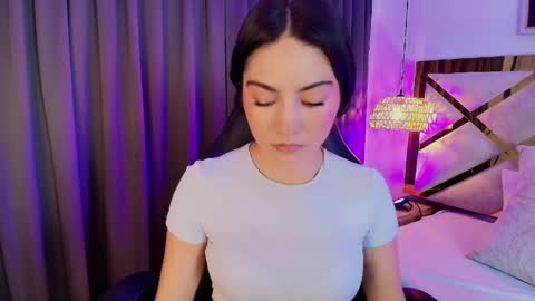 Snapshot of emelie_ch_ chatting on May 1, 6:29 am Emily online show from May 1, 6:29 am