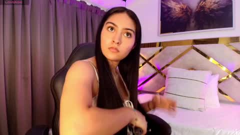 Snapshot of emelie_ch_ chatting on May 3, 9:04 am Emily online show from May 3, 9:04 am