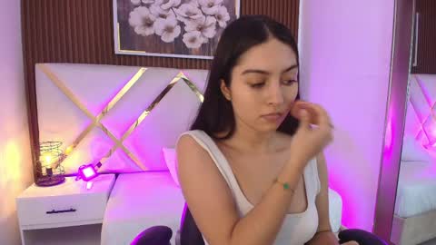 Snapshot of emelie_ch_ chatting on May 15, 6:31 am Emily online show from May 15, 6:31 am