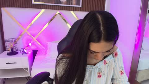 Snapshot of emelie_ch_ chatting on May 27, 10:45 am Emily online show from May 27, 10:45 am