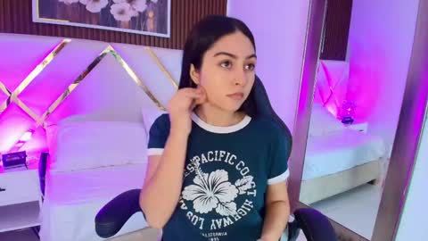 Snapshot of emelie_ch_ chatting on May 31, 6:53 am Emily online show from May 31, 6:53 am