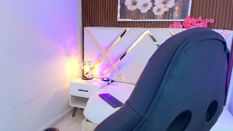 Snapshot of emelie_ch_ chatting on June 21, 4:15 am Emily online show from June 21, 4:15 am