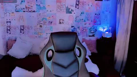 Snapshot of emely_rous chatting on November 16, 2:33 pm Emely Rous online show from November 16, 2:33 pm