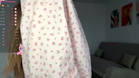 Snapshot of emeraldcotton chatting on December 3, 4:42 am Gily online show from December 3, 4:42 am