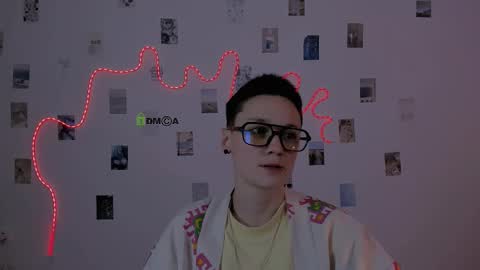 Snapshot of emi_fade chatting on February 5, 1:38 pm emi_fade online show from February 5, 1:38 pm