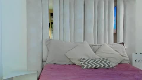 Snapshot of emi_royse chatting on April 22, 10:00 pm emi_royse online show from April 22, 10:00 pm
