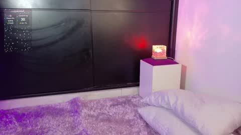 Snapshot of emicute_ chatting on December 19, 2:29 am online show from December 19, 2:29 am