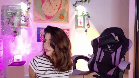 Snapshot of emicute_ chatting on February 7, 1:53 am online show from February 7, 1:53 am