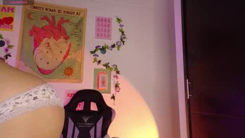 Snapshot of emicute_ chatting on February 21, 3:07 am online show from February 21, 3:07 am