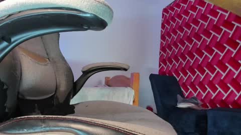 Emi online show from April 7, 9:15 pm