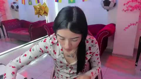 Snapshot of emiily_andrews chatting on July 15, 8:03 pm Emiily online show from July 15, 8:03 pm