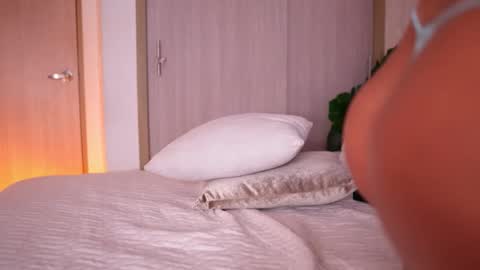 Snapshot of emiily_bell chatting on March 11, 7:31 pm online show from March 11, 7:31 pm