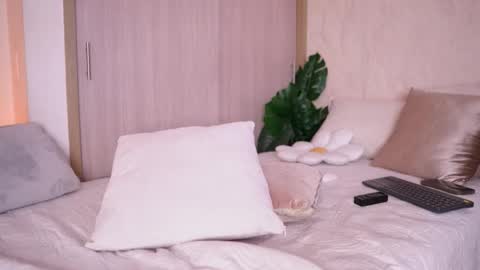 Snapshot of emiily_bell chatting on March 18, 3:26 pm online show from March 18, 3:26 pm