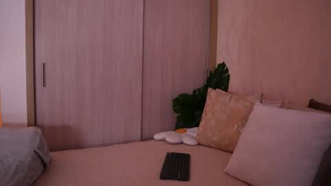 Snapshot of emiily_bell chatting on April 1, 10:40 pm online show from April 1, 10:40 pm