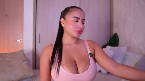 Snapshot of emiily_bell chatting on April 7, 8:09 pm online show from April 7, 8:09 pm