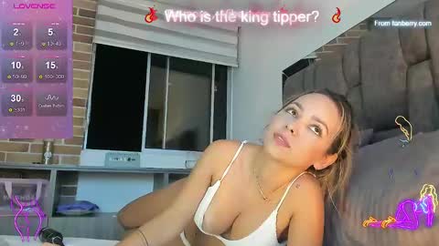 Snapshot of emiily_morgaan chatting on January 31, 2:04 am Emy online show from January 31, 2:04 am