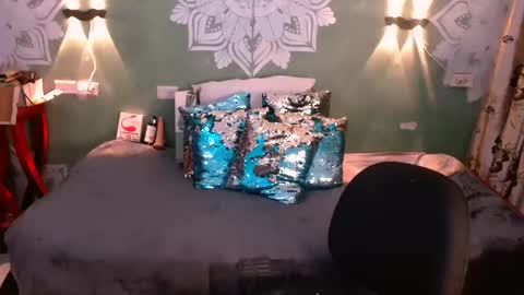 Emili roux online show from February 7, 5:40 pm