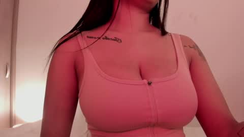 Snapshot of emilia_ghendle chatting on December 11, 5:59 pm Emilia Big Boobs online show from December 11, 5:59 pm