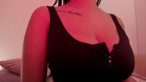 Snapshot of emilia_ghendle chatting on December 22, 2:06 am Emilia Big Boobs online show from December 22, 2:06 am