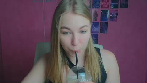 Snapshot of emilia_ilia chatting on June 23, 5:49 am Emilia online show from June 23, 5:49 am