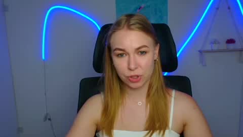 Snapshot of emilia_ilia chatting on June 29, 5:25 am Emilia online show from June 29, 5:25 am