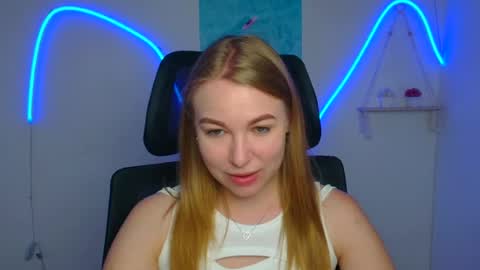 Snapshot of emilia_ilia chatting on June 30, 5:41 am Emilia online show from June 30, 5:41 am